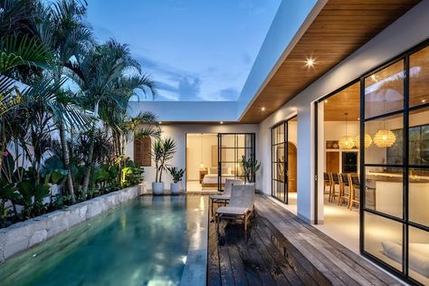 Buttonscarves x Young Villa: Canggu Luxury 2 BR - Houses for Rent in Kecamatan Kuta Utara, Bali, Indonesia - Airbnb Bali Luxury Villas, Balinese Villa, Bali Style Home, Modern Tropical House, Modern Villas, Bali House, Canggu Bali, Bali Villa, Pool Villa