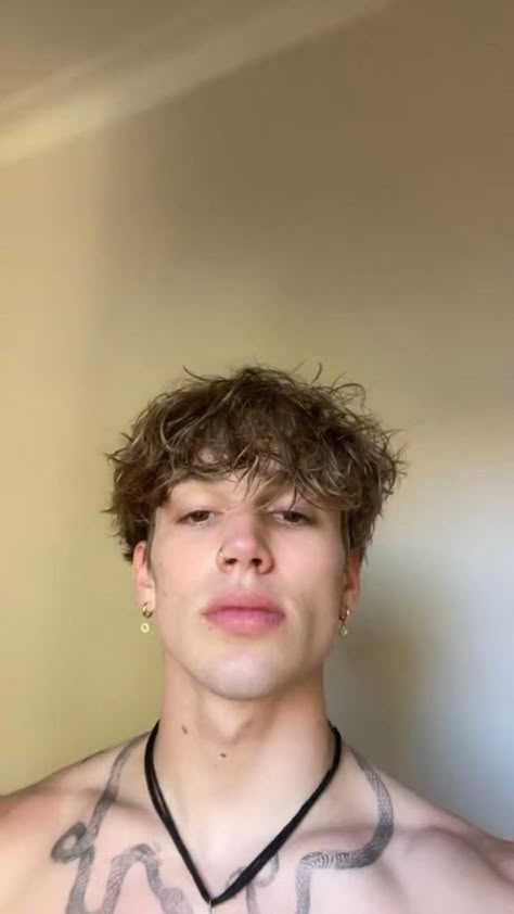 Mens Hairstyles Short Hair, Sean Aesthetic, Short Hair 2022, Hacker Girl, Hair Motivation, Surfer Hair, Mens Hairstyles Curly, Black Hair Boy, Hacker Aesthetic