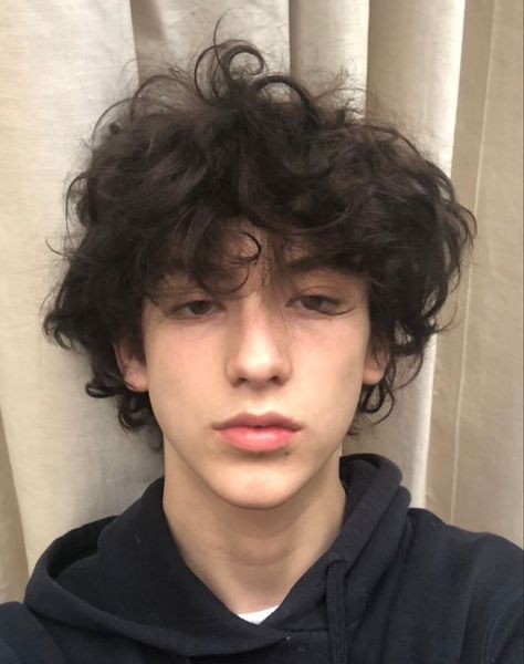 Dark Curly Hair, Men Haircut Curly Hair, Short Grunge Hair, Wavy Hair Men, Boys With Curly Hair, Wavy Curly Hair, 짧은 머리, Permed Hairstyles, Curly Hair Men