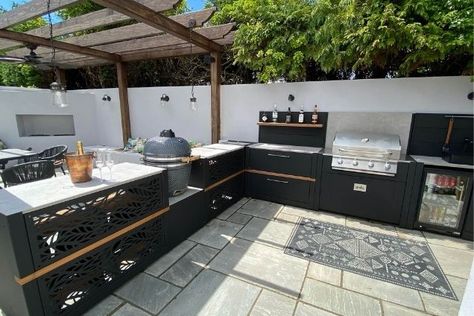 South Coast - Grillo | Beautiful Outdoor Kitchens L Shaped Outdoor Kitchen, Iroko Wood, Outdoor Cooking Area, Outdoor Kitchen Decor, Outdoor Kitchen Bars, Built In Bbq, Outdoor Kitchen Grill, Outdoor Kitchen Patio, Backyard Pool Landscaping