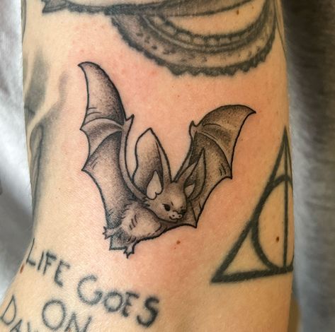 Cute bat tattoo done by artist, Madi DeVore. #battattoo #cutetattoo #iowatattooartist #apprenticetattoo #madidevoretattoo #quadcities #tagtheqc #bngtattoo #blackandgreytattoo End Tattoo, Bat Tattoo, Tattoo Now, Spooky Tattoos, Art Traditional, Tattoo Machines, Stomach Tattoos, Tattoo Equipment, Quad Cities