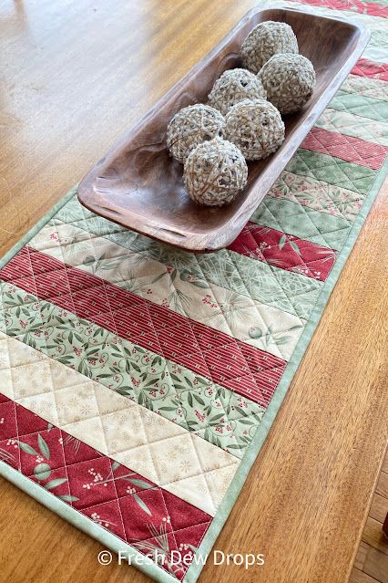 Table Runner Quilt Pattern, Quilt Pattern Easy, Strip Quilt Patterns, Table Runner Quilt, Christmas Table Runner Pattern, Quilted Table Runners Christmas, Table Runner Tutorial, Jelly Roll Patterns, Patchwork Table Runner