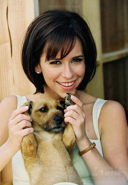 Jennifer Love Hewitt if only had this cute haircut! Transition Haircut, Yvonne Strahovski Hair Short, Tiffani Amber Thiessen Hair Short, Jennifer Love Hewitt Hair, Kate Hudson Hair Bangs, Demi Moore Shaved Head, Ghost Whisperer, Bob Cut Wigs, African American Wigs