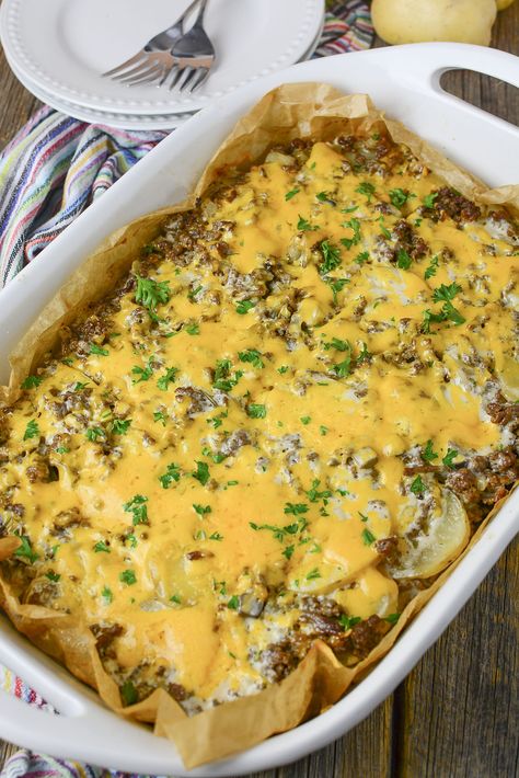 Ground Beef and Potato Casserole Cheesy Ground Beef And Potato Casserole, Ground Beef And Baked Potatoes, Ground Beef And Potato Recipes, Ground Beef Potato Casserole, Beef Potato Casserole, Keto Ground Beef Recipes, Cheesy Ground Beef, Keto Ground Beef, Ground Beef And Potatoes