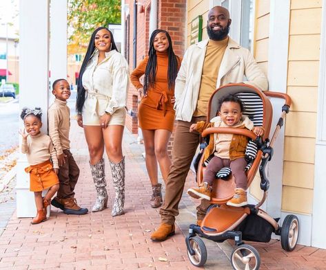 SANTANA| MOTHERHOOD| LIFESTYLE no Instagram: “The Dillons showing up to Thanksgiving like 😍😍😍 . . Y’all we host every Thanksgiving every year and ask me if I’m ready🥴 I totally dropped…” Fall Family Photos Black People, Mother Son Matching Outfits, Mother Son Pictures, Fall Picture Outfits, Couples Matching Outfits Swag, Picture Day Outfits, Family Photoshoot Poses, Motherhood Lifestyle, Fall Family Portraits