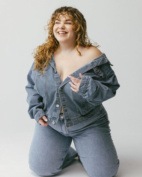 Timeless denim 🤍 📸 @danielaescobarph 💄 @byharol Plus Size Modelling, Funky Editorial, Classic Street Style, Denim Photoshoot, Curvy Petite Outfit, Julia Fox, Curvy Petite Fashion, Brand Shoot, Model Shoot