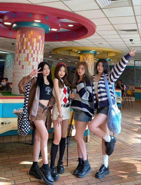 best friend bestie ootd outfit ideas Friends Group Photo, Group Picture Poses, Friendship Photoshoot, Korean Best Friends, Bff Photoshoot Poses, Bff Photoshoot, Friend Poses Photography, Best Friend Photos, Photo Pose Style