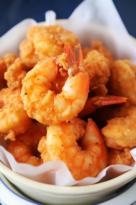 This recipe for Southern Fried Shrimp is not only straightforward and scrumptious but also quick to prepare. It features shrimp that are crunchy on the outside and packed with flavor. You can whip up this crispy seafood dish in approximately 15 minutes, providing a fast and tasty meal. Ever longed to recreate that high-quality fried How To Fry Shrimp, Southern Fried Shrimp, Fried Shrimp Recipes Easy, Shrimp Fry, Cook Shrimp, Fried Shrimp Recipes, Breaded Shrimp, Crispy Shrimp, Shrimp Dinner