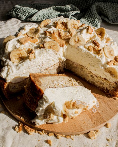 creamy banana cheesecake on a cake stand. Creamy Banana Cheesecake, Noah Bridges, Ginger Food, Savannah Bananas, Banana Cream Cheesecake, Roasted Banana, Choco Banana, Banana Pie, Baked Cheesecake