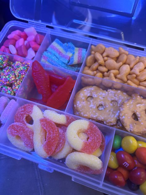 #snacks #airplane Snack Locker Ideas, Travel Snacks Airplane, Snacks For Road Trip, Snack Cart Ideas, Snack Locker, Airport Snacks, Snackle Box Ideas, Traveling Snacks, Airplane Snacks