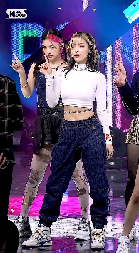 K Pop Idols Female Outfits, Itzy Swipe Outfit, Ryujin Stage Outfit, Kpop Girl Outfits Stage, Itzy Concert Outfit, Kpop Idol Outfits Stage, Itzy Stage Outfits, Idols Outfits Stage, K Pop Idols Outfits