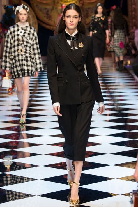 Dolce & Gabbana Fall 2016 Ready-to-Wear Collection | Vogue Camille Hurel, Dolce And Gabbana Runway, Stephane Rolland, Fall Fashion 2016, Power Dressing, Dolce E Gabbana, Dries Van Noten, Donna Karan, 2016 Fashion