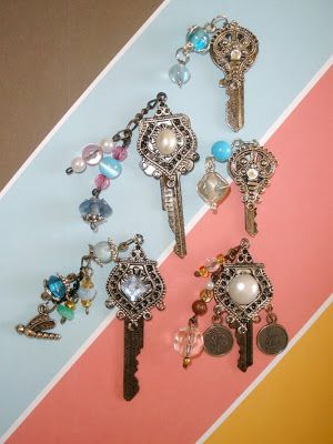 Crafty This and That: Altered Keys! Old Key Crafts, Key Crafts, Old Jewelry Crafts, Key Charms, Key Art, Old Keys, Junk Jewelry, Vintage Jewelry Crafts, Silverware Jewelry