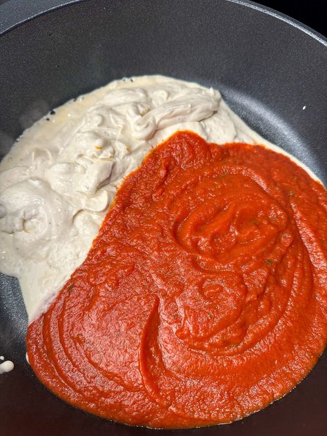 A jar of marinara sauce poured over a container of refrigerated alfredo sauce in a skillet. Recipe Using Alfredo Sauce, Chicken Marinara Pasta, Fetuchini Alfredo, Chicken With Spaghetti Sauce, Chicken Alfredo Sauce, Jarred Alfredo Sauce, Crockpot Chicken Alfredo, Chicken Marinara, Alfredo Sauce Recipe Easy