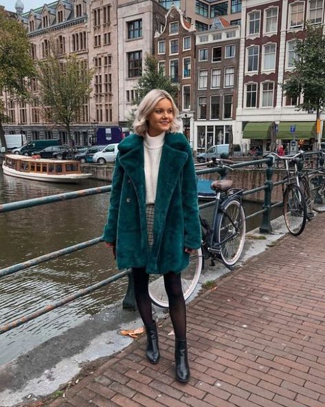 Faux Fur Coats Outfit, Amsterdam Outfit, Fur Coat Outfit, Amsterdam Fashion, Outfit Invierno, Perfect Coat, Coat Outfit, Cold Weather Outfits, Winter Outfits For Work