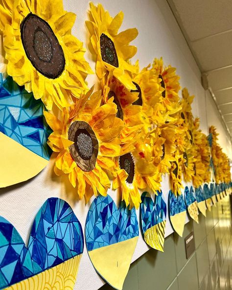 Lauralee Chambers🌀’s Instagram post: “Finally hung two classes worth of sunflowers up! Happy weekend friends💛” Arts And Crafts For Elementary, High School Art Ideas, Sunflower Art Projects For Kids, Sunflower Art Lesson, Cute Classroom Ideas Elementary, Crafts For Elementary Students, Sunflower Art Van Gogh, 1st Grade Van Gogh Sunflowers, Van Gogh Sunflowers Art Project