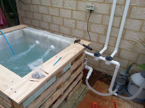 Pallet Hot Tub, Above Ground Plunge Pool, Small Above Ground Pool, Pallet Frames, Ibc Tank, Building A Swimming Pool, Diy Hot Tub, Pallets Diy, Diy Swimming Pool