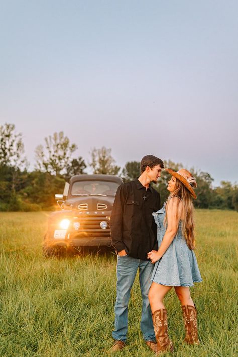 Family Truck Photoshoot, Truck Family Photoshoot, Back Of Truck Photoshoot, Fall Couple Pictures, Truck Pics, Field Engagement Photos, Anniversary Shoot, Old Truck, Senior Guys