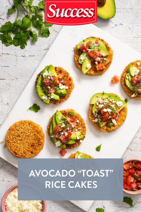 Rice cakes made with brown rice and topped with avocado and pico de gallo salsa Breakfast Recipies, Bariatric Eating, Toast Toppings, Low Carb Vegan, Rice Cakes, Food Goals, Plant Based Diet, Health And Nutrition, Avocado Toast