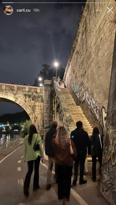 Pic Friends, Rome Trastevere, Rome At Night, Trastevere Rome, Friends Night, Old Money Aesthetic, Night Aesthetic, City Girl, Travel Goals