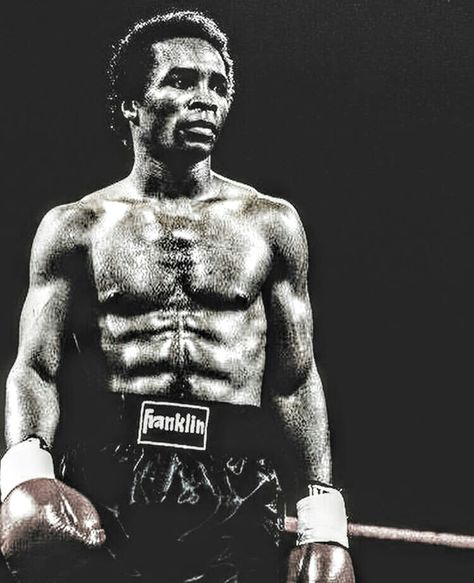 My Idol Sugar Ray Leonard. I wonder what has him so thoughtfull in this Pic. Sugar Ray Leonard Wallpaper, Archie Moore, Sugar Ray Leonard, Ray Leonard, Mike Tyson Boxing, Sugar Ray Robinson, Roy Jones Jr, Roberto Durán, Vintage Boxing