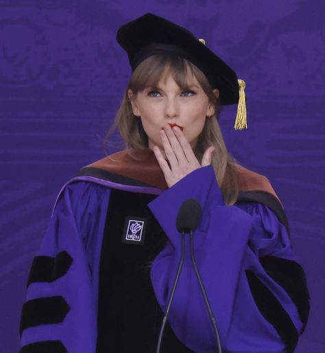 taylor swift graduation Taylor Swift Graduation, Nyu Graduation, Commencement Speech, Graduation Speech, Taylor Swift Cute, Estilo Taylor Swift, Glamour Uk, All About Taylor Swift, Swift Photo