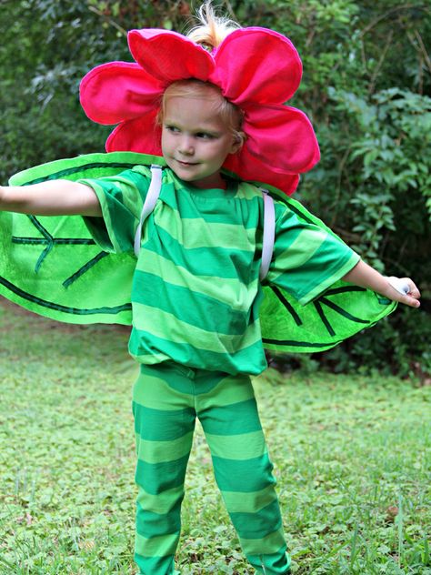 Remember the talking flowers from Alice in Wonderland? Craft a flower costume for your little one this Halloween with The Sewing Rabbit's flower costume tutorial. Flower Halloween Costume, Flower Costume Diy, Easy Homemade Halloween Costumes, Halloween Costumes Pictures, Flower Costume, Diy Halloween Costumes For Kids, Homemade Halloween Costumes, Costume Tutorial, Black Halloween Dress