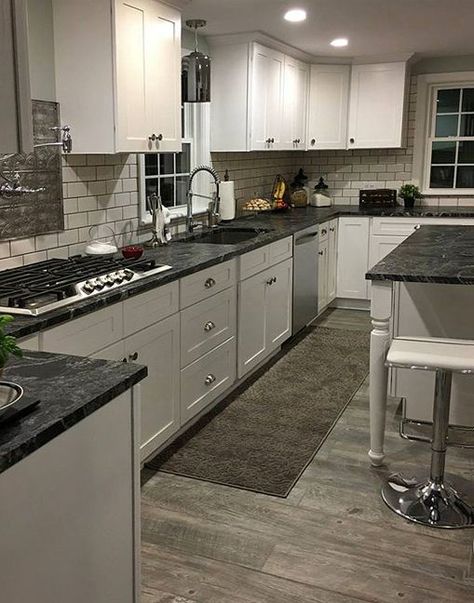 Black granite kitchen gray wood floors Black Granite Kitchen, Kitchen Countertops Laminate, Kitchen Remodel Countertops, Countertops White, Серая Кухня, Black Countertops, Kitchen Black, Casa Country, Black Kitchen Cabinets