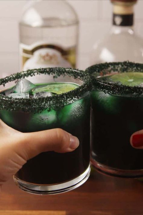 Celebrating your bestie's last boo before I do? Check out our 6 spooky good ideas for a halloween-themed bachelorette party! #halloweenbacheloretteparty #halloweenbachelorettepartyideas #ModernMaidofHonor #ModernMOH Goth Party Ideas, Cosmos Cocktail, Event Drinks, Spooky Drinks, Halloween Recipes Drinks, Goth Party, Halloween Party Drinks, Halloween Drinks Alcohol, Alcohol Dispenser