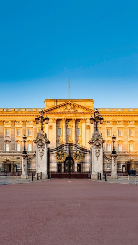 England Buckingham Palace, London Aesthetic Buckingham, London Buckingham Palace Aesthetic, Buckingham Palace Photo Ideas, Royal Family Wallpaper, British Royal Family Aesthetic, Buckingham Palace Aesthetic, Buckingham Palace Interior, United Kingdom Aesthetic