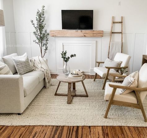 Neutral Minimal Living Room, Farmhouse Cottage Living Rooms, Wood Accent Chairs, Living Pequeños, Minimal Living Room, Rattan Side Table, Minimal Living, Casa Country, Cottage Living Rooms