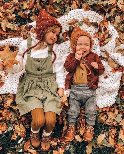 Mommy Daughter Photography Fall, Fall Photoshoot Kids, Kids Fall Photoshoot, Pie Photoshoot, Mother And Kids Fall Photoshoot, Toddler Girl Fall Photoshooting Ideas, Autumn Kids Photoshoot, Sister Fall Photoshoot Kids, Fall Mini Shoot