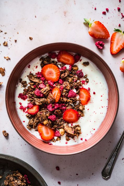 This homemade chocolate hazelnut raspberry granola is delicious on its own or with yogurt, smoothie bowls or oatmeal. It's easy to make and 100% vegan and gluten free! Yoghurt And Granola Bowl, Gluten Free Aesthetic Food, Healthy Eating Photography, Yogurt Bowl Photography, Granola With Yogurt, Granola Bowls, Orange Company, Hazelnut Granola, Homemade Coconut Yogurt