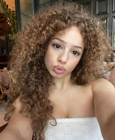 Curly Hair Inspiration, I'm Just A Girl, Dream Hair, Pretty Selfies, Pretty Hairstyles, Just A Girl, Hair Goals, Makeup Inspo, Makeup Inspiration