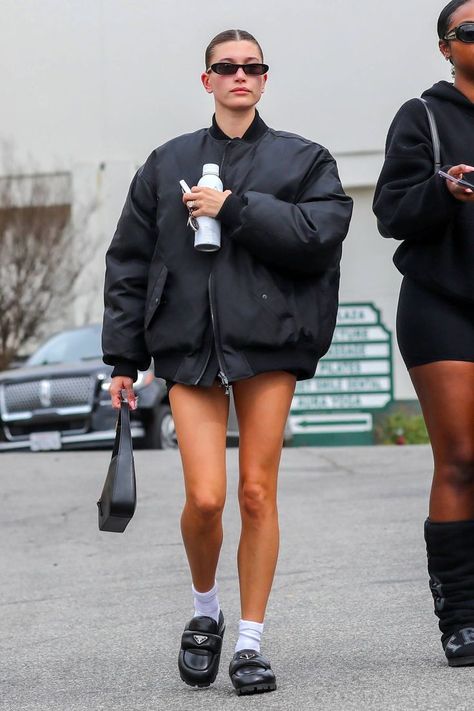 Prada Loafers Outfit, Hailey Bieber Outfits, Prada Loafers, Hailey Baldwin Style, Loafers Outfit, Street Fits, Model Looks, Winter Fit, Black Puffer Jacket