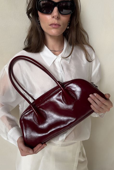 Bowling Bag Outfit, Cherry Red Bag, Red Baguette Bag, Burgundy Bag Outfit, Baguette Bag Outfit, Trendy Leather Bags, Cherry Bag, Bag Styling, Corporate Girl