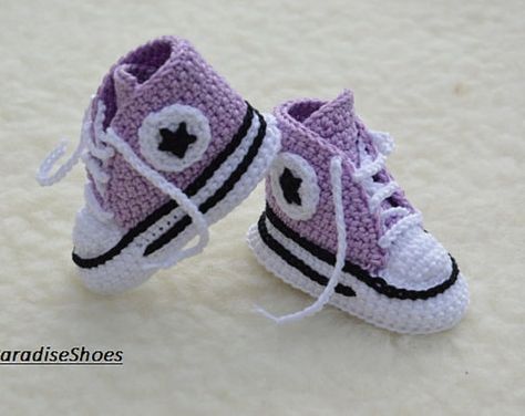 Converse En Crochet, Baby Chucks, Felt Baby Shoes, Crochet Converse, Handmade Baby Shoes, Baby Converse, Haken Baby, Felt Baby, Crochet Booties