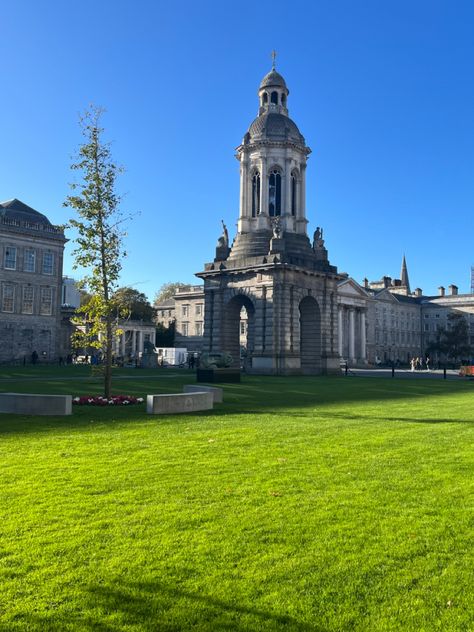 Dublin Aesthetic, University Inspiration, Outdoors Aesthetic, Ireland Aesthetic, Moving To Ireland, Beautiful Ireland, Trinity College Dublin, Trinity College, Amazing Places On Earth