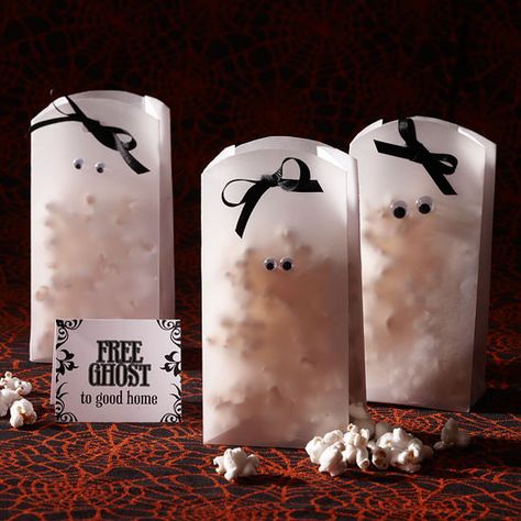 Presentación fantasmagórica para unas palomitas. Halloween Treat Bags Diy, Scary Movie Night, Diy Halloween Treats, Candy Dress, Popcorn Bags, Candy Party Favors, Easy Halloween Crafts, Halloween Treat Bags, Halloween Party Favors