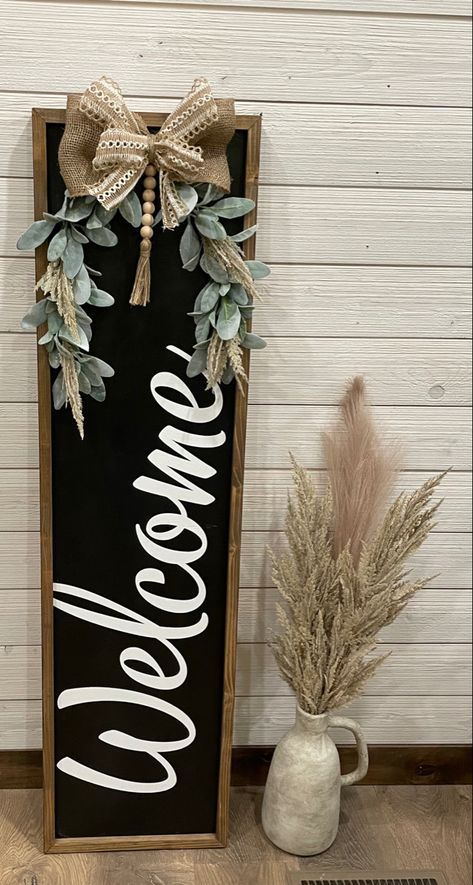 Welcome Board Front Porch, Welcome Board Front Door, Diy Christmas Welcome Sign, Welcome Leaner Signs, Welcome Sign Front Door Diy Ideas, Door Leaner Signs, Porch Leaner Sign Diy, Diy Welcome Sign Wood, Cow Wreaths