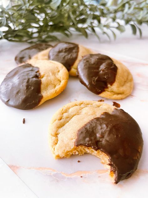 I love the chocolate flavor that comes with the classic chocolate chip cookie, but I still love that basic chipless cookie too. This chocolate dipped chipless cookie is the best of both worlds! Chipless Cookies, Homemade Chocolate Chips, Homemade Chocolate Chip Cookies, Brownie Bar, Chocolate Dipped, Homemade Chocolate, Chocolate Chip Cookie, Semisweet Chocolate, No Bake Cookies