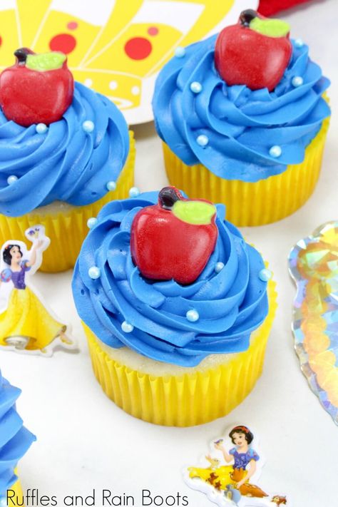 These Snow White cupcakes will please any princess fan. Click to see how she makes them easy - and a few tricks to make them amazing. #snowwhite #disneyprincess #cupcakerecipes #princessparty #rufflesandrainboots via @momtoelise Snow White Cupcakes, Cupcakes Princesas, Easy Cupcakes Decoration, Disney Princess Cupcakes, Snow White Cake, Disney Cupcakes, Snow White Birthday Party, Snow White Birthday, Princess Cupcakes