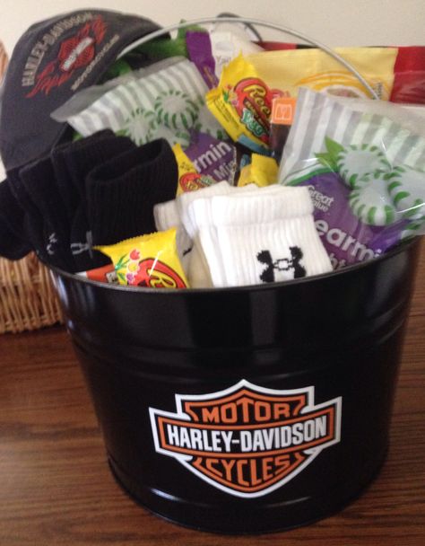 Man's Easter basket Harley Davidson Harley Davidson Gift Ideas, Harley Davidson Crafts Homemade, Harley Davidson Raffle Basket, Harley Gifts For Men, Harley Davidson Home Decor Diy, Mens Easter Basket, Smell Gift, Harley Davidson Decor, Gift Baskets For Him