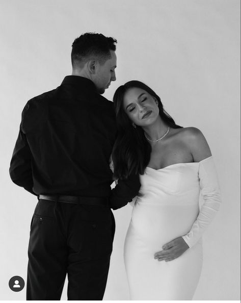 Simple Elegant Maternity Shoot, Elegant Maternity Shoot, Studio Maternity Shoot, Maternity Photography Couples, Photography Couples, Maternity Shoot, Pregnancy Shoot, Maternity Photography, Couple Photography