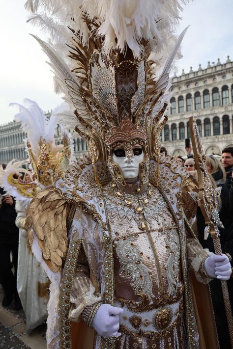 Venetian Costumes Men, Male Carnival Costumes, Venice Carnevale, Venetian Costumes, Venice Carnival Costumes, Creative Pregnancy Announcement, Vampire Masquerade, Venice Mask, Venetian Carnival Masks