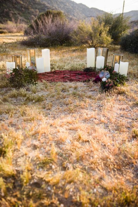 Gorgeous, early fall desert elopement inspiration! Fall Elopement Decor, Outdoor Fall Elopement, Outdoor Elopement Decor, Elopement Decor Ideas, Backyard Elopement Ceremony, Fall Elopement Ideas, Cowboy Elopement, Elopement Decorations, Elopement Ceremony Decor