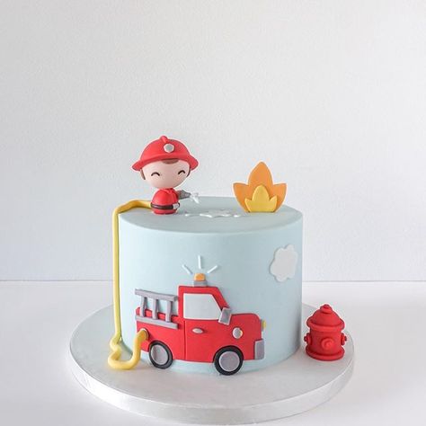 🦌 🦊🍃 #woodlandcake #peaceofcakestudiocakes #kidscakes #one #deer #fox Fire Truck Theme Cake, Birthday Cake Fire Truck, Fire Truck Birthday Party Ideas Cake, Firetruck Birthday Cakes, Firefighter Cake Ideas, Fire Truck Cakes, Fire Birthday Cake, Fireman Birthday Party Ideas, Fireman Birthday Cake