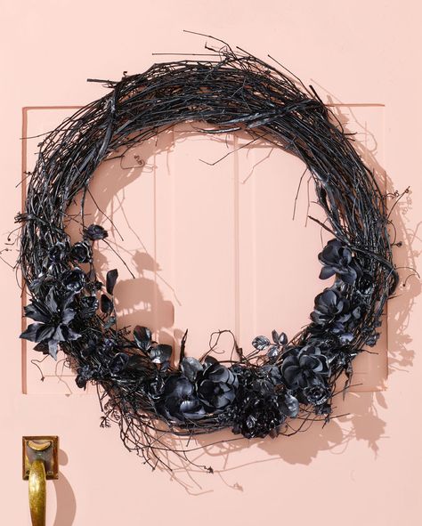 Black Magic Halloween Wreath Wood Flower Wreath, Martha Stewart Halloween, Halloween Decorating Ideas, Halloween Front Door Decorations, Creative Wreaths, Black Wreath, Diy Halloween Wreath, Foliage Wreath, Halloween Crafts Decorations