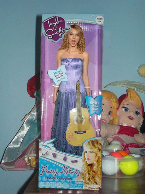 Taylor Swift Toys, Taylor Swift Doll, Diy Dolls Making, Swift Party, Taylor Swift Merchandise, Barbie Box, Taylor Outfits, Taylor Swift Party, Swift Facts