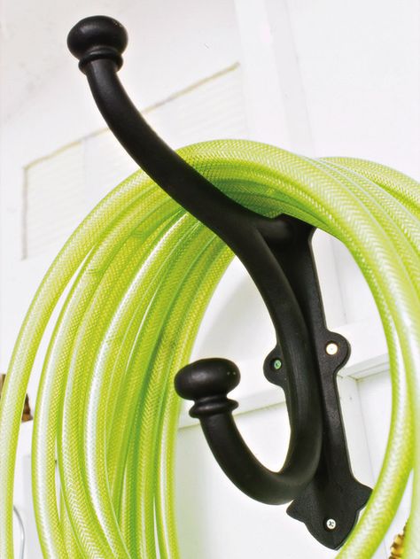 Help for Hoses - If you've ever tripped on a coiled-up hose, you know what a pain they can be. Make your garden hose easy to find and get it out from underfoot by wrapping it on a large hook. Garden Hose Storage, Best Garden Tools, Shed Organization, Hose Storage, Patio Pergola, Hose Holder, Garden Tool Storage, Potting Sheds, Cool Ideas